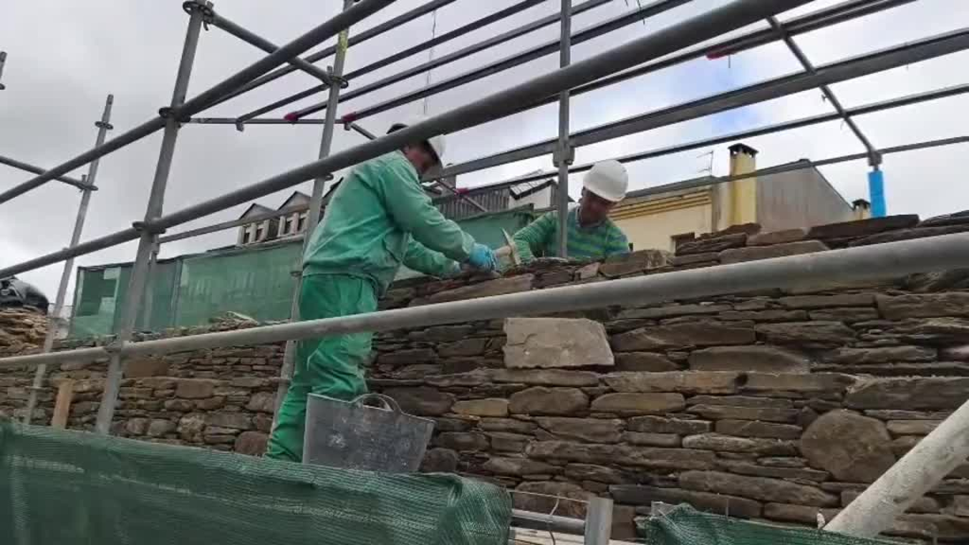 La Xunta prueba un nuevo pavimento inspirado en la época romana para evitar más derrumbes en la Muralla de Lugo