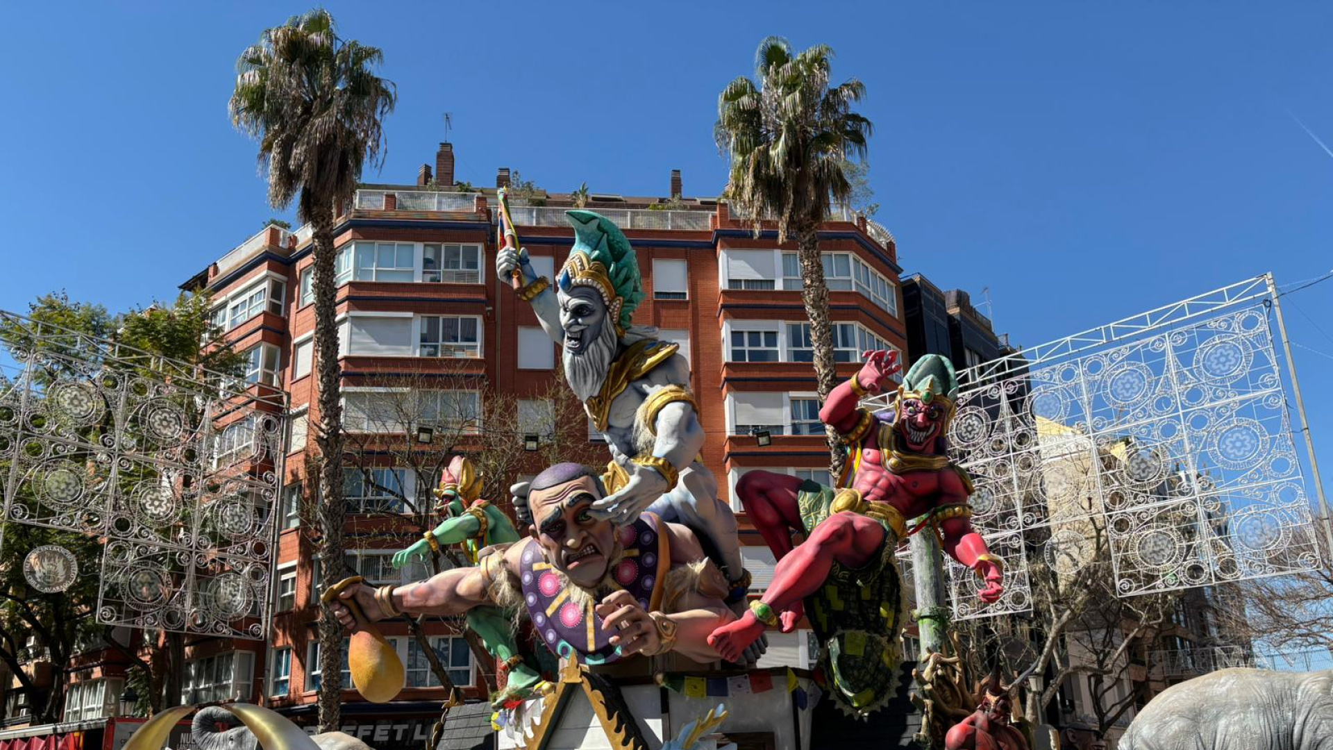 Los artistas falleros celebran su patrón con una advertencia: la subida de costes amenaza el futuro de las Fallas