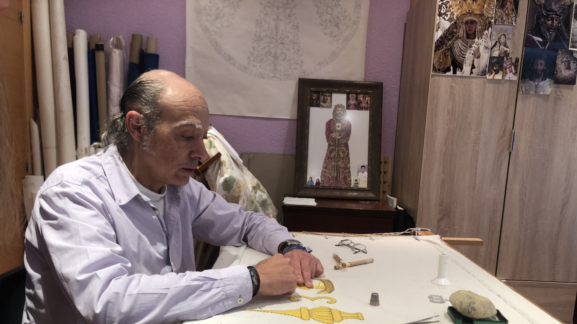 El artesano de Ávila que borda la Semana Santa con hilos de oro