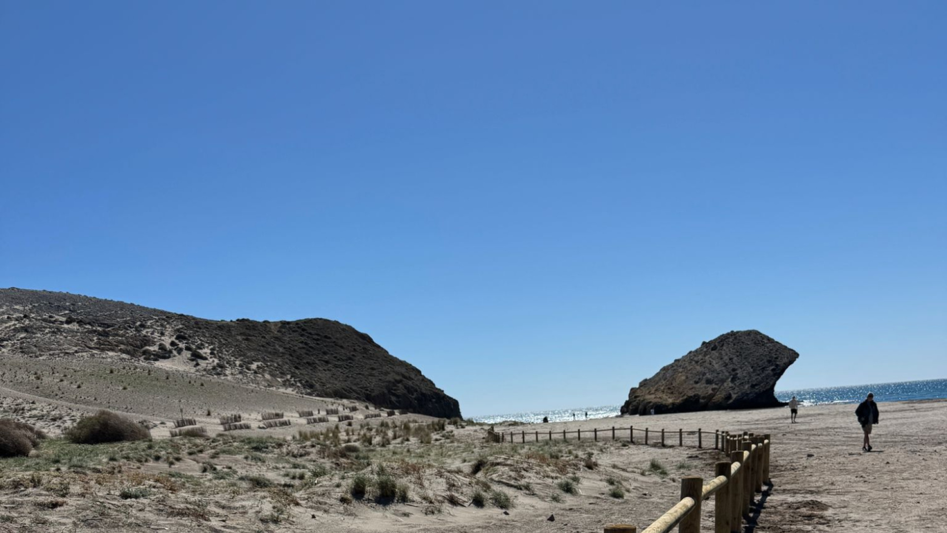 La Junta de Andalucía regula el acceso en coche a Mónsul y Genoveses este verano