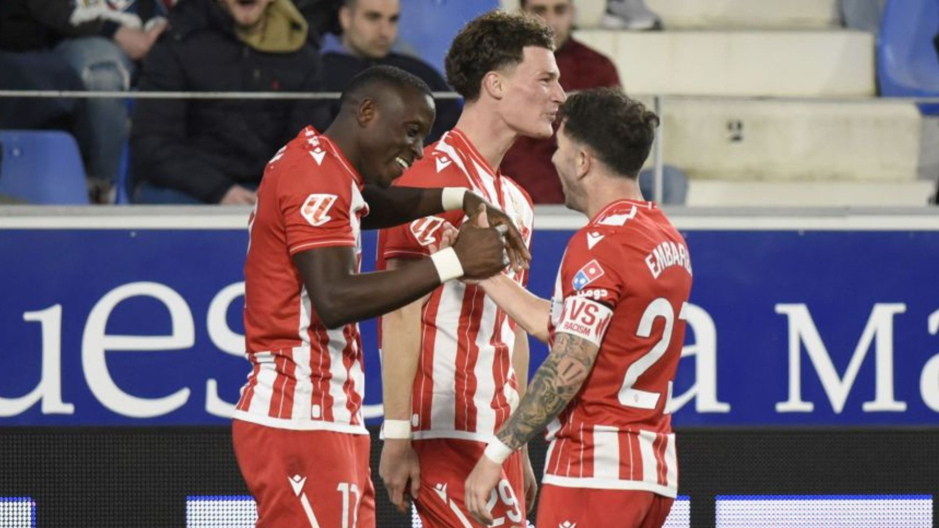 El Almería aprieta la lucha por el ascenso directo y deja al Huesca en descenso