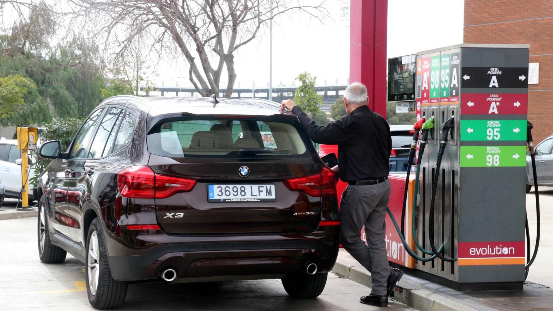 Hoy la gasolina ya es más barata (y lo será aún más a mediados de semana): te explicamos por qué esperar