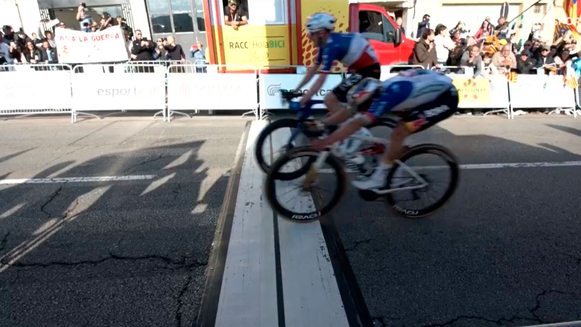 Remco Evenepoel, de estar aislado en el Teide, a rozar la victoria en la primera etapa de la Volta: 