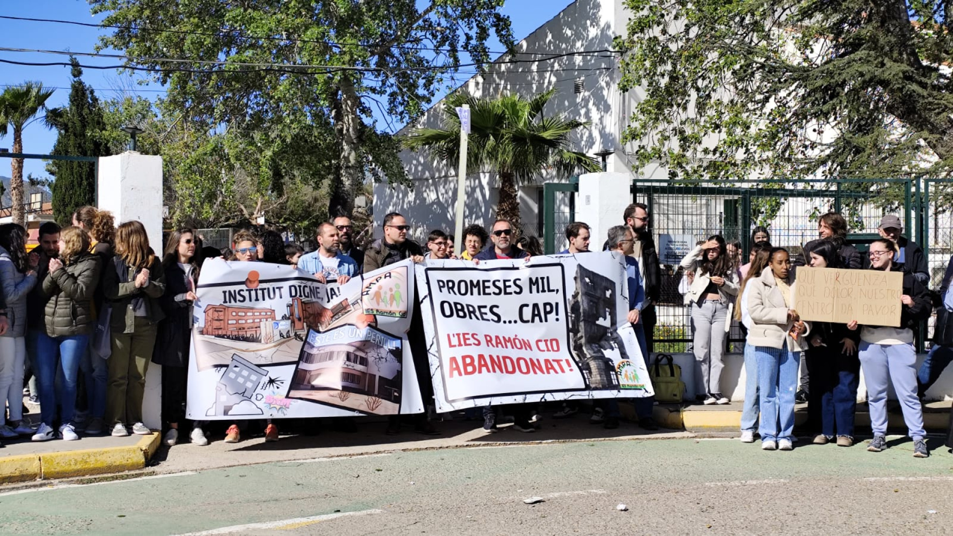 La comunidad educativa de Benicarló se planta y lleva su protesta a Valencia para exigir un nuevo instituto