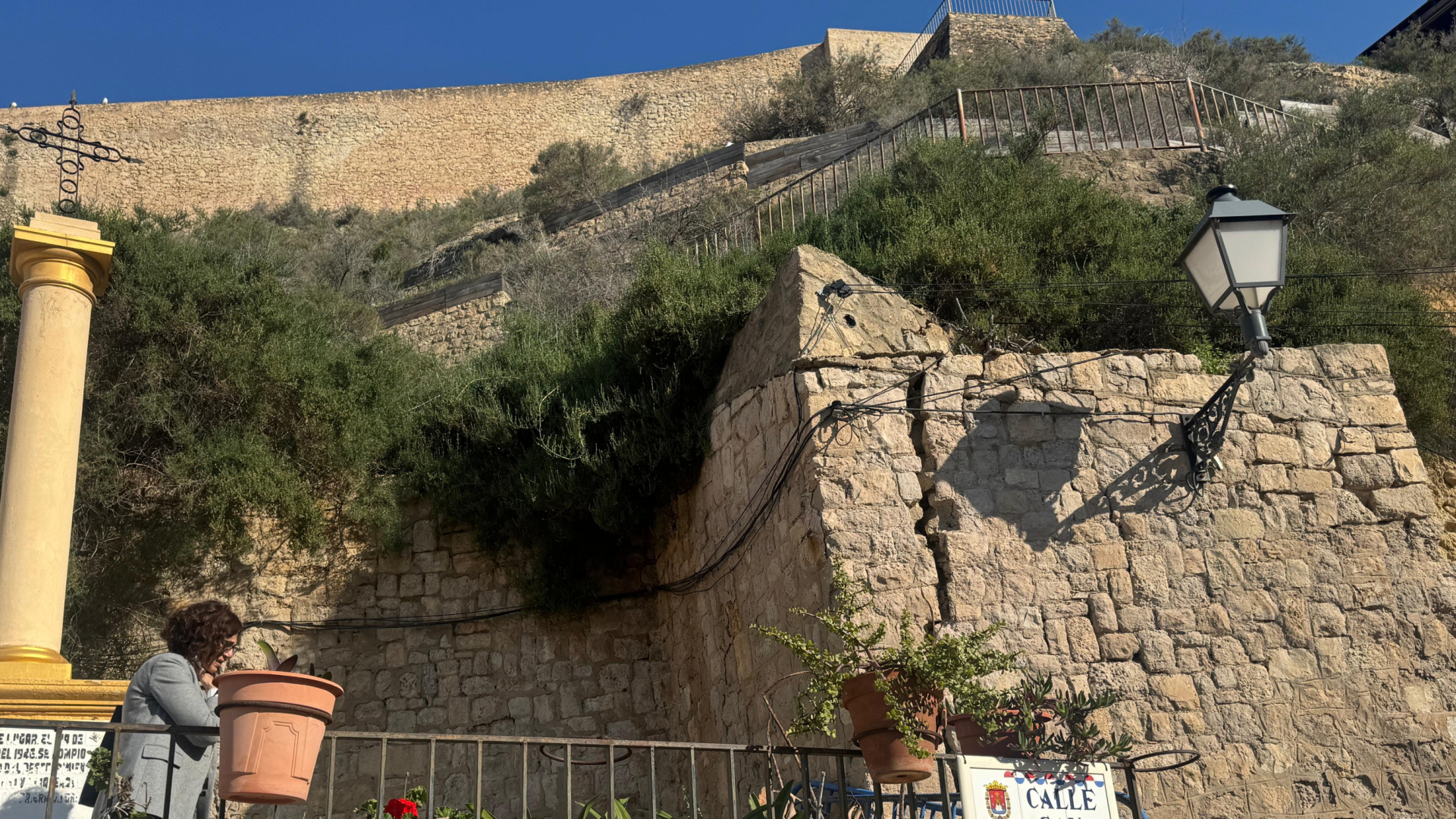 La alarma crece en Santa Cruz por unas peligrosas grietas que comprometen la seguridad del barrio alicantino