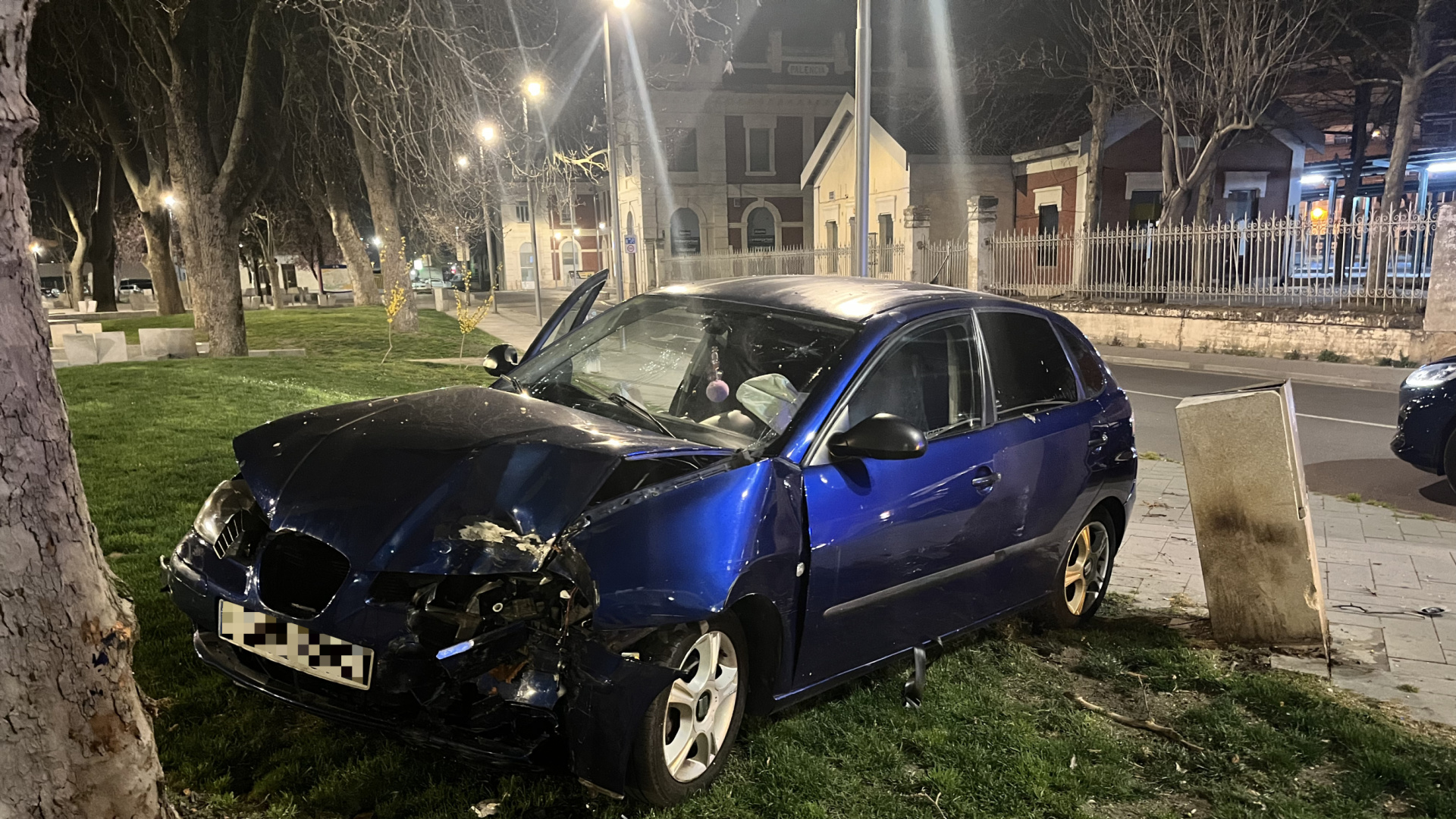Una joven de 24 años cuadruplica la tasa de alcohol permitida y choca contra un árbol junto a la estación de tren en Palencia