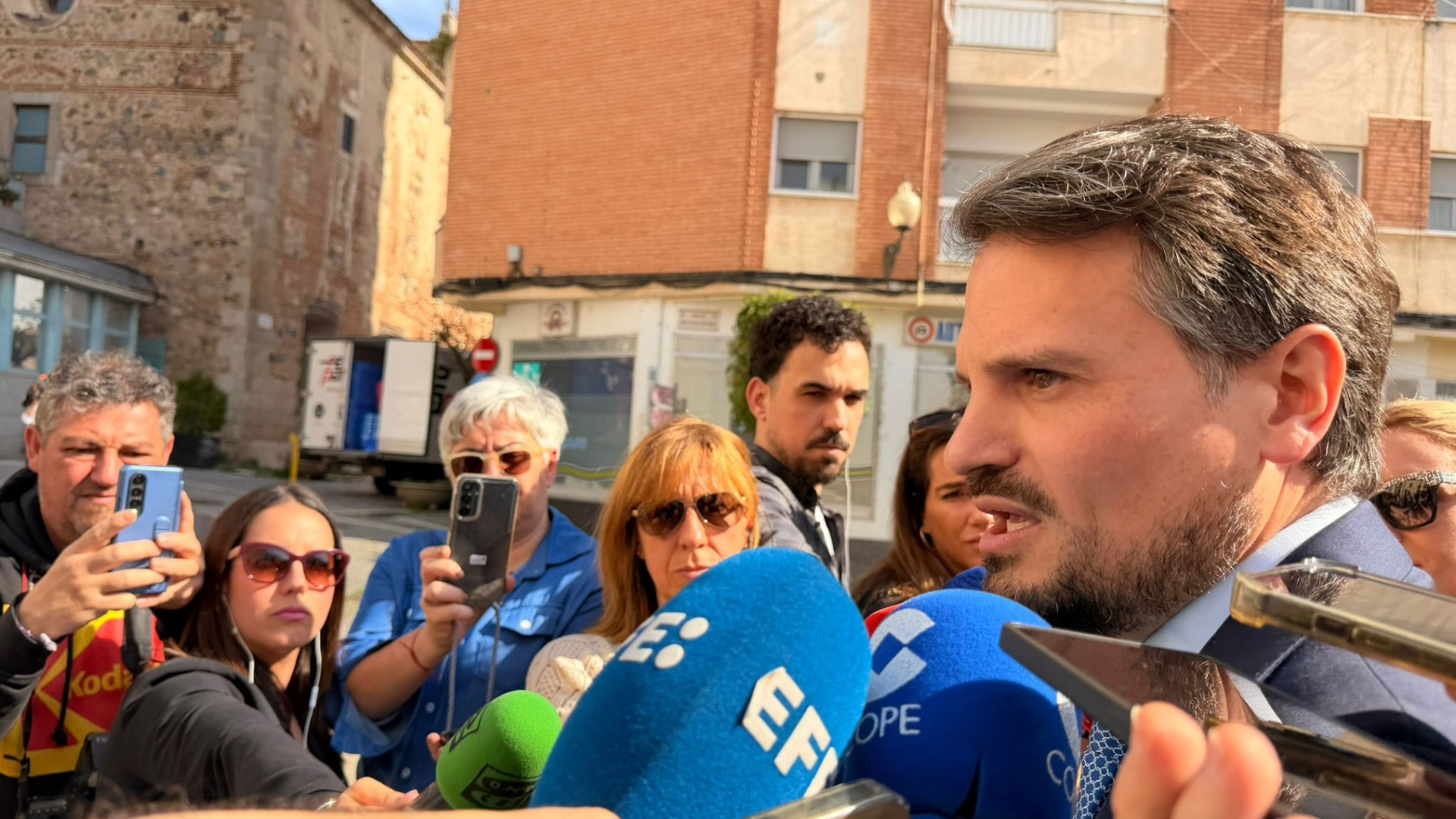 El PP niega un acuerdo con Vox en Extremadura pero admite 