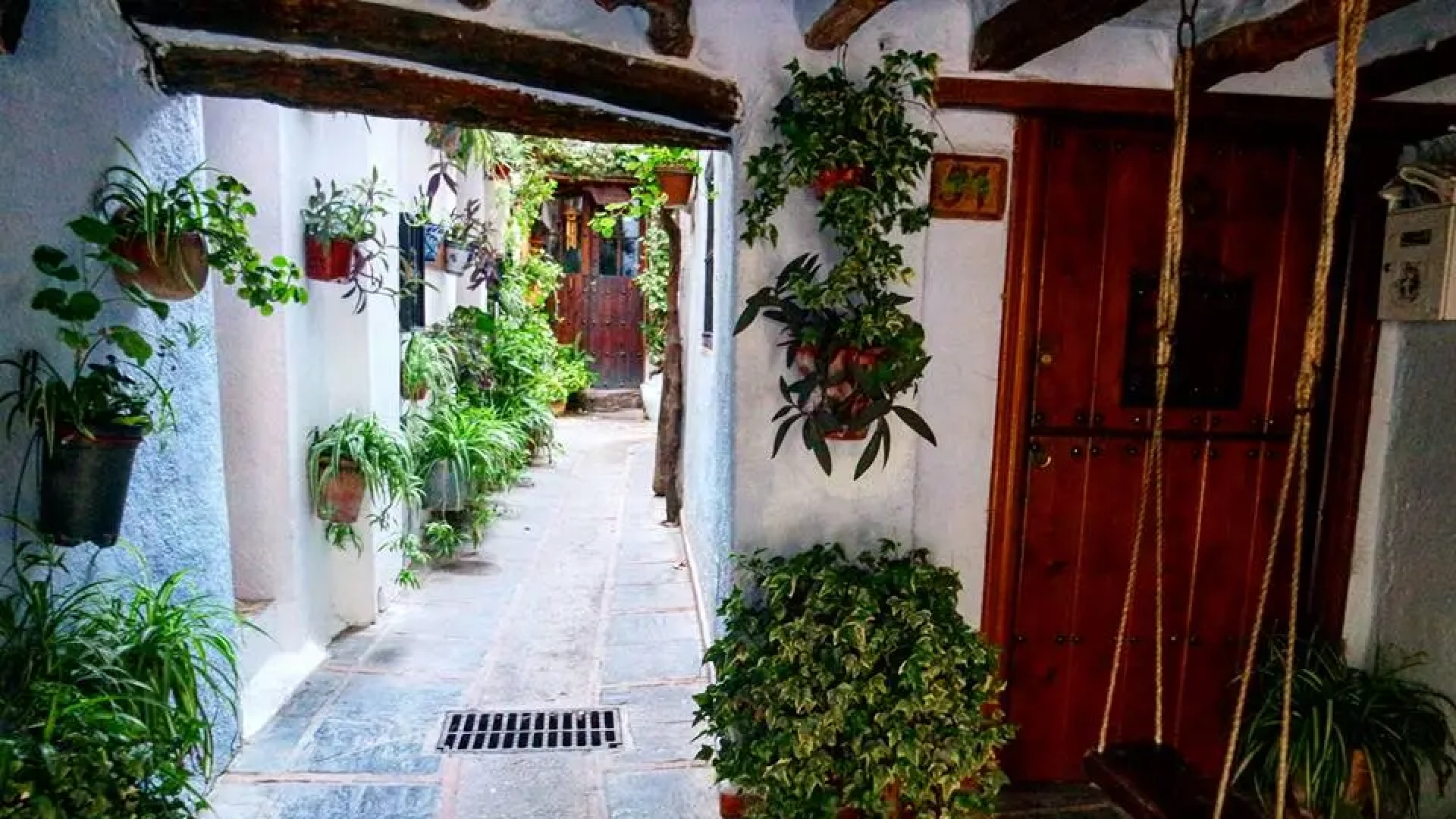 Lanjarón muestra su potencial: procesiones, un ‘Camino del Rey’ alpujarreño y deporte como motor turístico