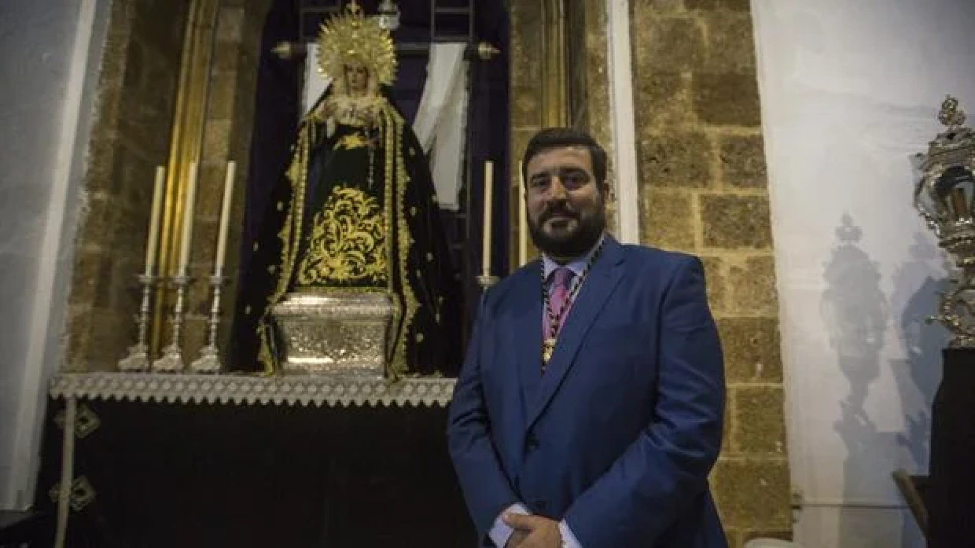 La Soledad de Cádiz estrena su Cristo Yacente restaurado en una histórica salida desde el Oratorio
