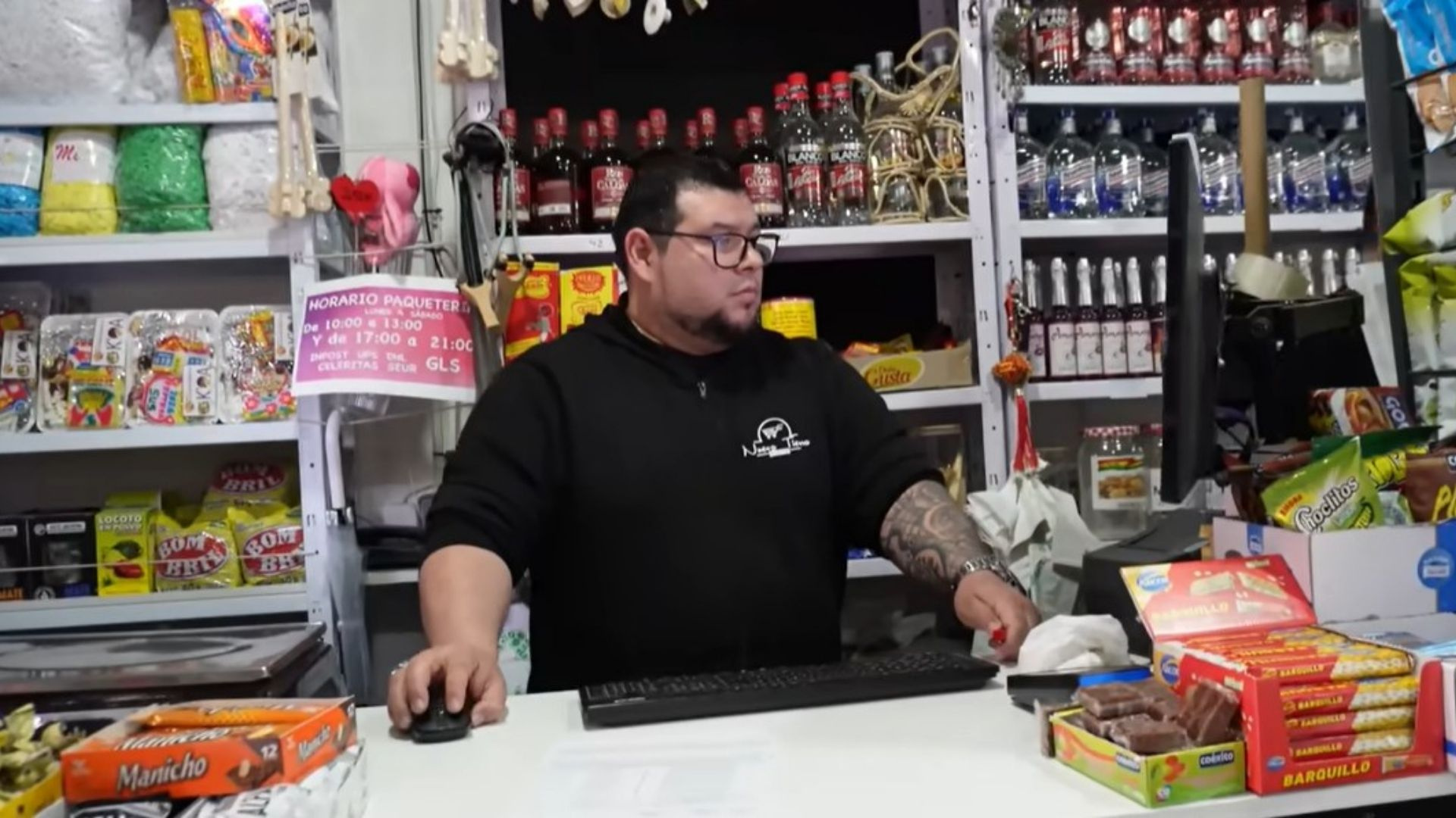 Antonio, repartidor de paquetes: "La media de ganancia por paquete es de 26 céntimos; recibimos hasta 300 al día, es un salario extra pero si volviera atrás no lo volvería a montar"