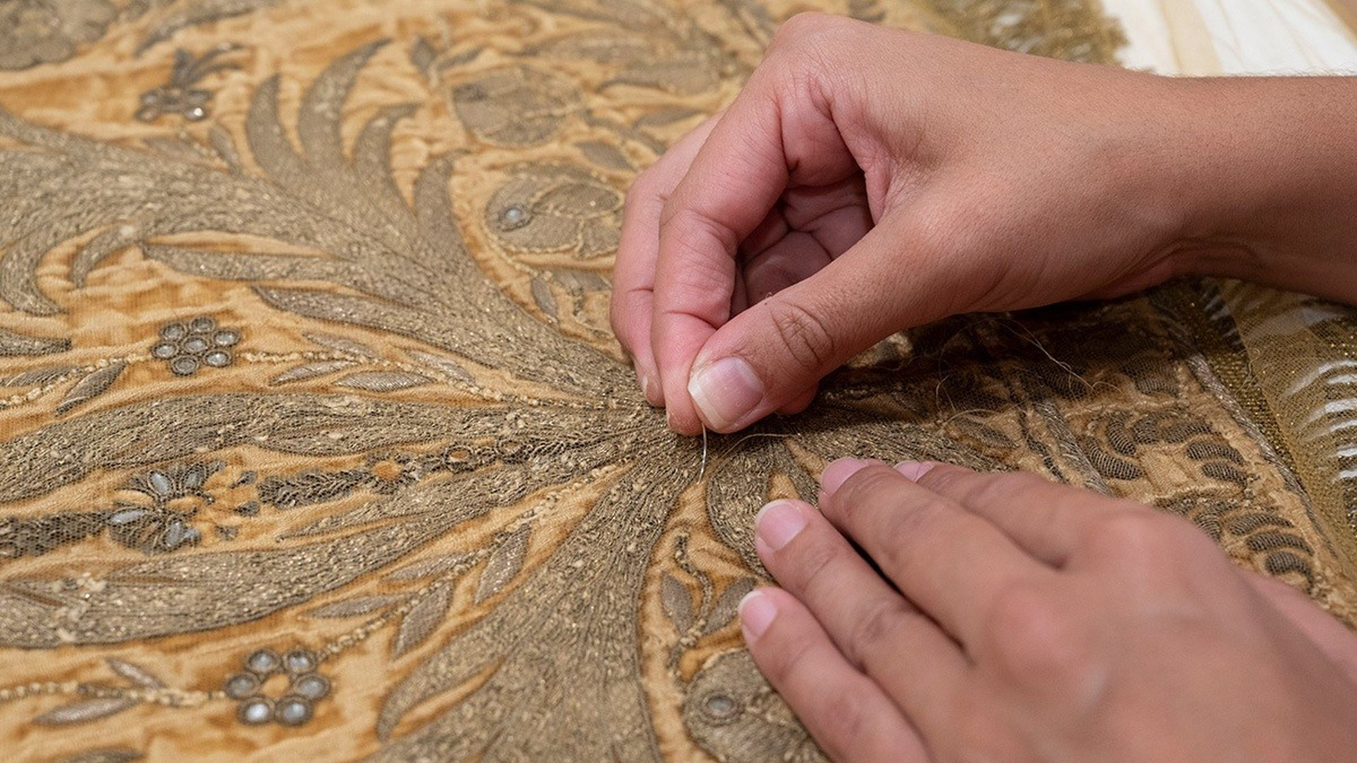 El histórico manto de la Virgen del Pilar que es historia de España: "El General Palafox lo protegió en la Guerra de la Independencia"