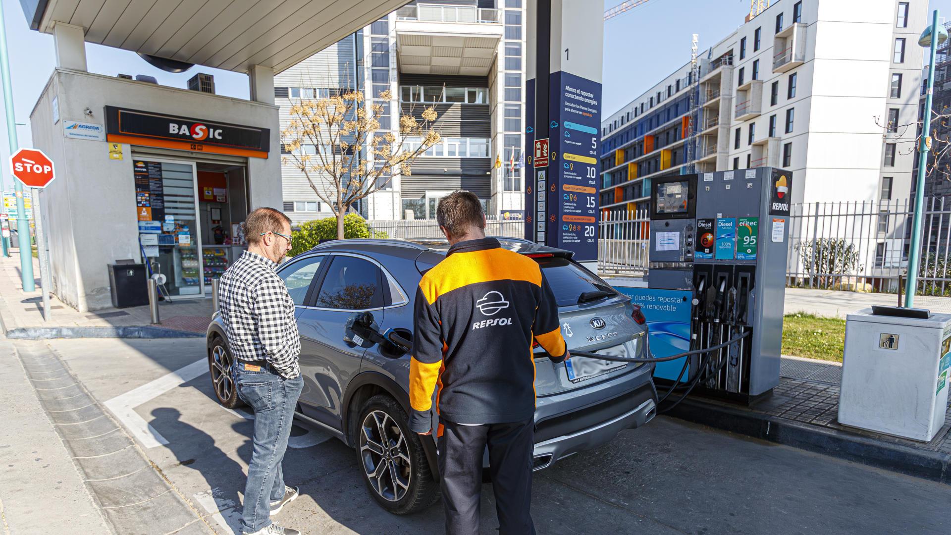 Operación salida de Semana Santa: llenar un depósito de 55 litros cuesta unos 87,28 euros en gasolina, 3,85 más que en 2025, y 98,39 euros en diésel 19,14 más