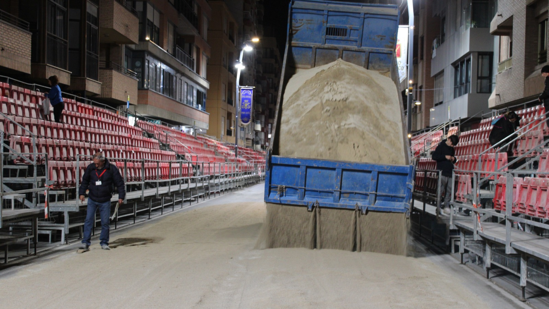 Lorca cubre con 900 toneladas de arena la avenida por la que discurren las procesiones de Semana Santa