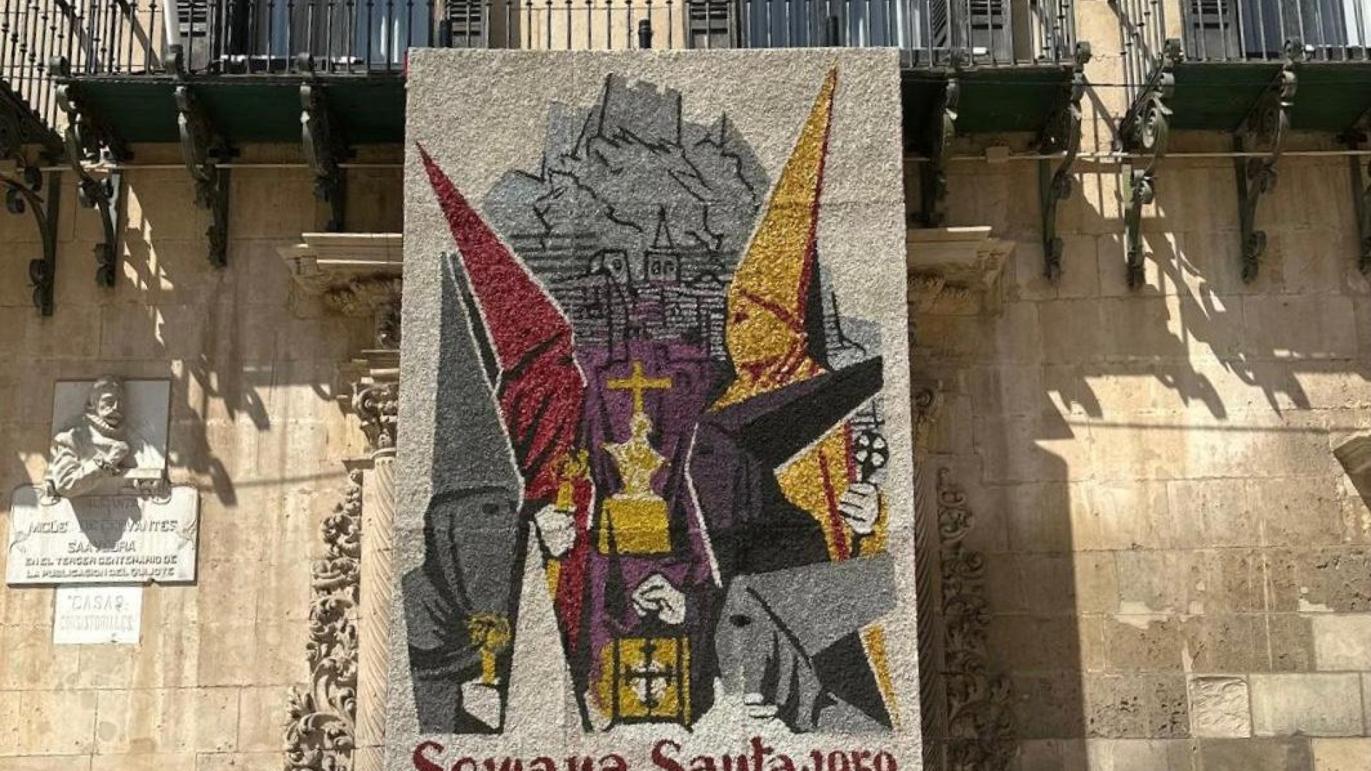 Alicante recibe la Semana Santa con impresionantes tapices florales en su Ayuntamiento