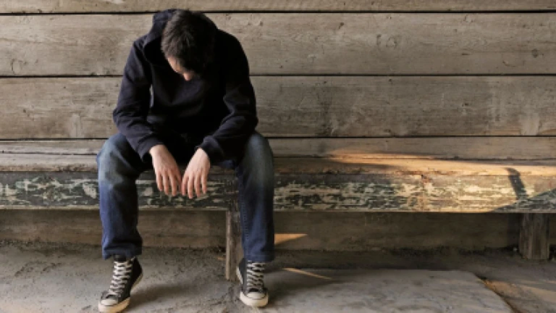 La soledad en la era de la hiperconexión: aumenta el número de jóvenes que pide ayuda al Teléfono de la Esperanza