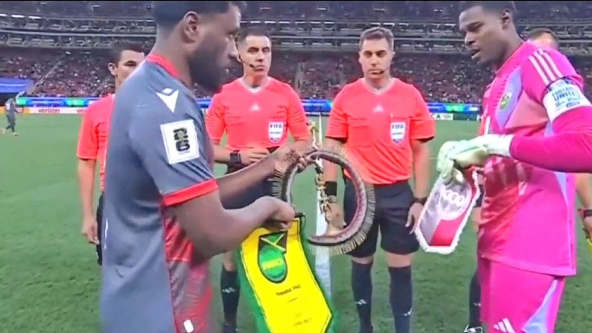 El momento más surrealista de la repesca: el capitán de Jamaica se niega a aceptar un regalo porque pensaba que era brujería