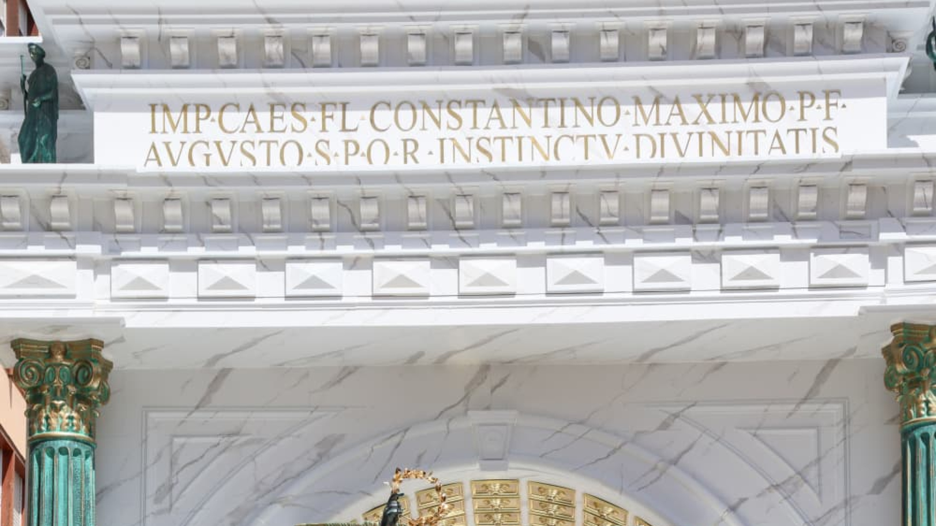 El Paso Blanco de Lorca presenta la monumental carroza de Constantino que estrena esta Semana Santa