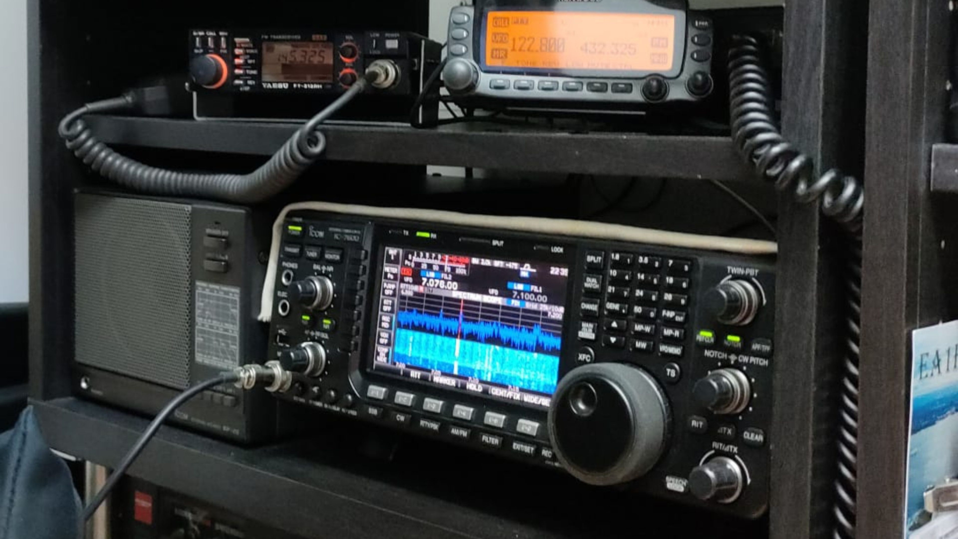 Ni internet, ni móviles: la red de radioaficionados que mantiene viva la comunicación en emergencias