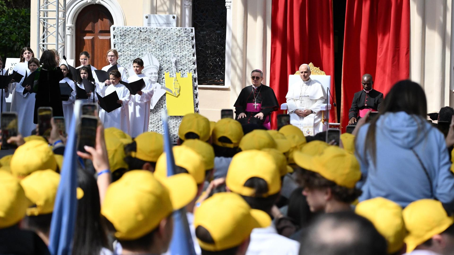 León XIV a los jóvenes de Mónaco: "Lo que da solidez a la vida es el amor; la experiencia iluminadora y sagrada del amor mutuo"