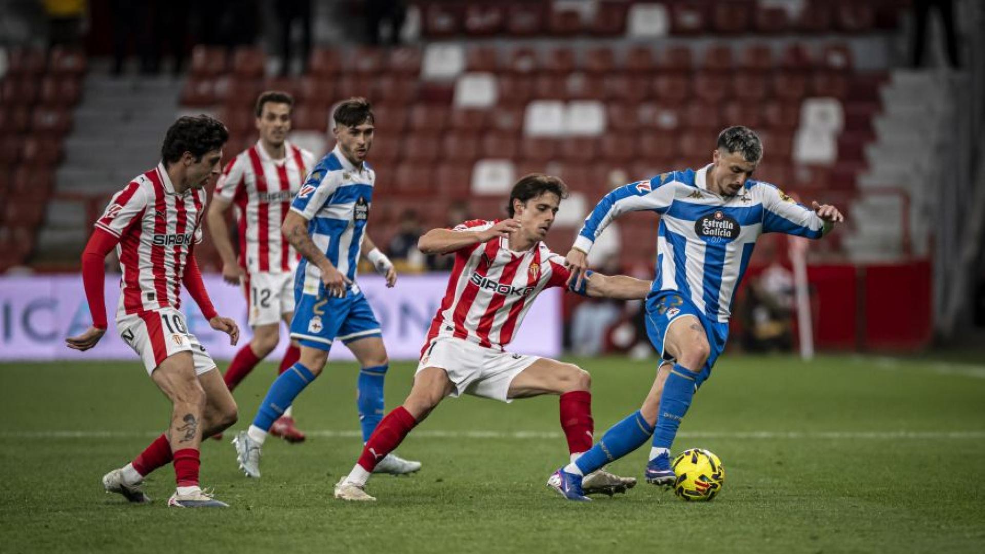 Sporting y Deportivo empatan en un partido marcado por la protesta de la afición local