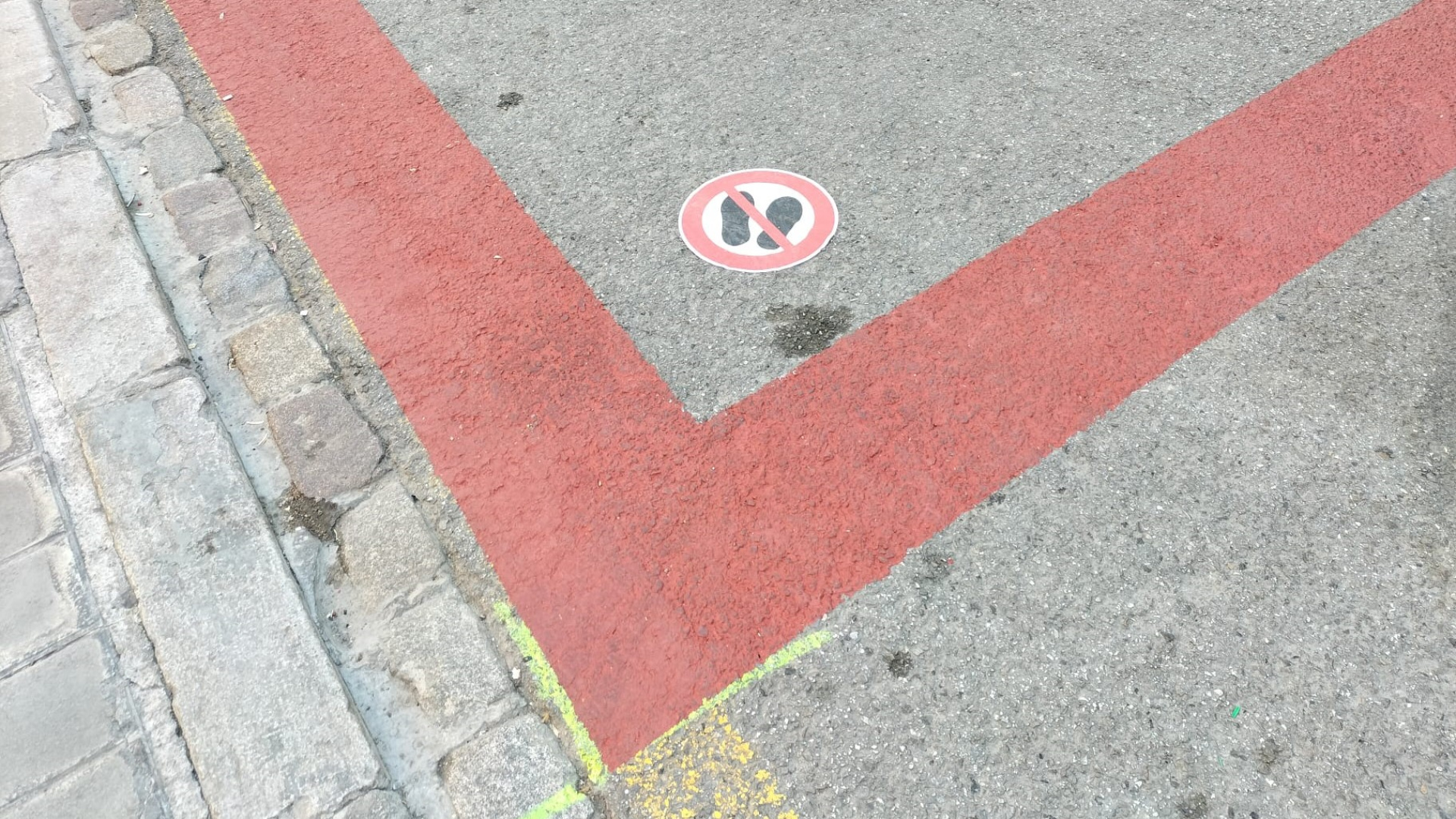 ¿Están permitidas las neveras y sillas portátiles en Semana Santa, cuál es el significado de las marcas rojas en el pavimento y dónde se ubican los dos nuevos pasillos durante el paso de las procesiones?