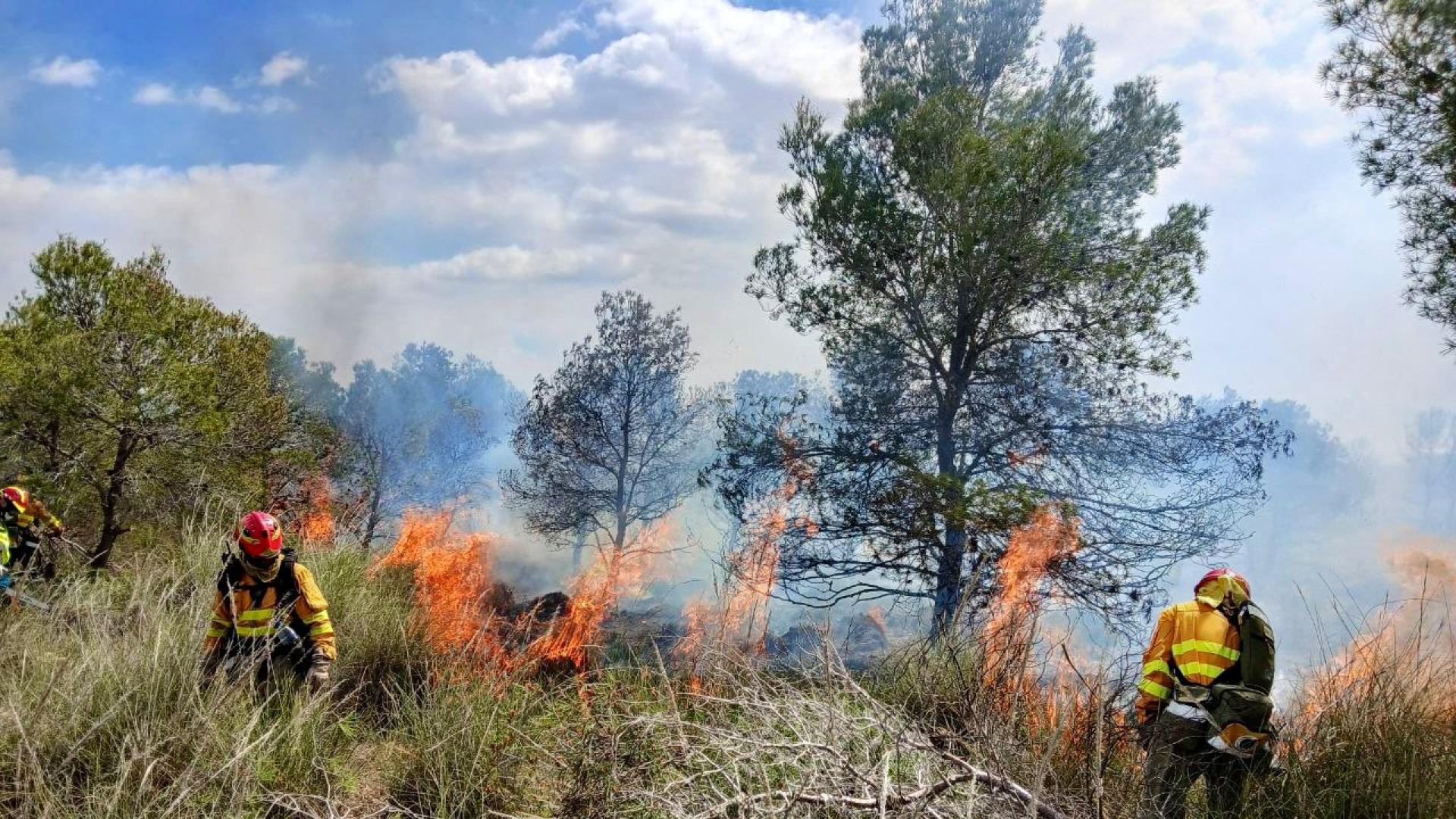 La UME va de camino a Sierra Espuña donde el viento dificulta la labor de los servicios de extinción del incendio activo desde el mediodía