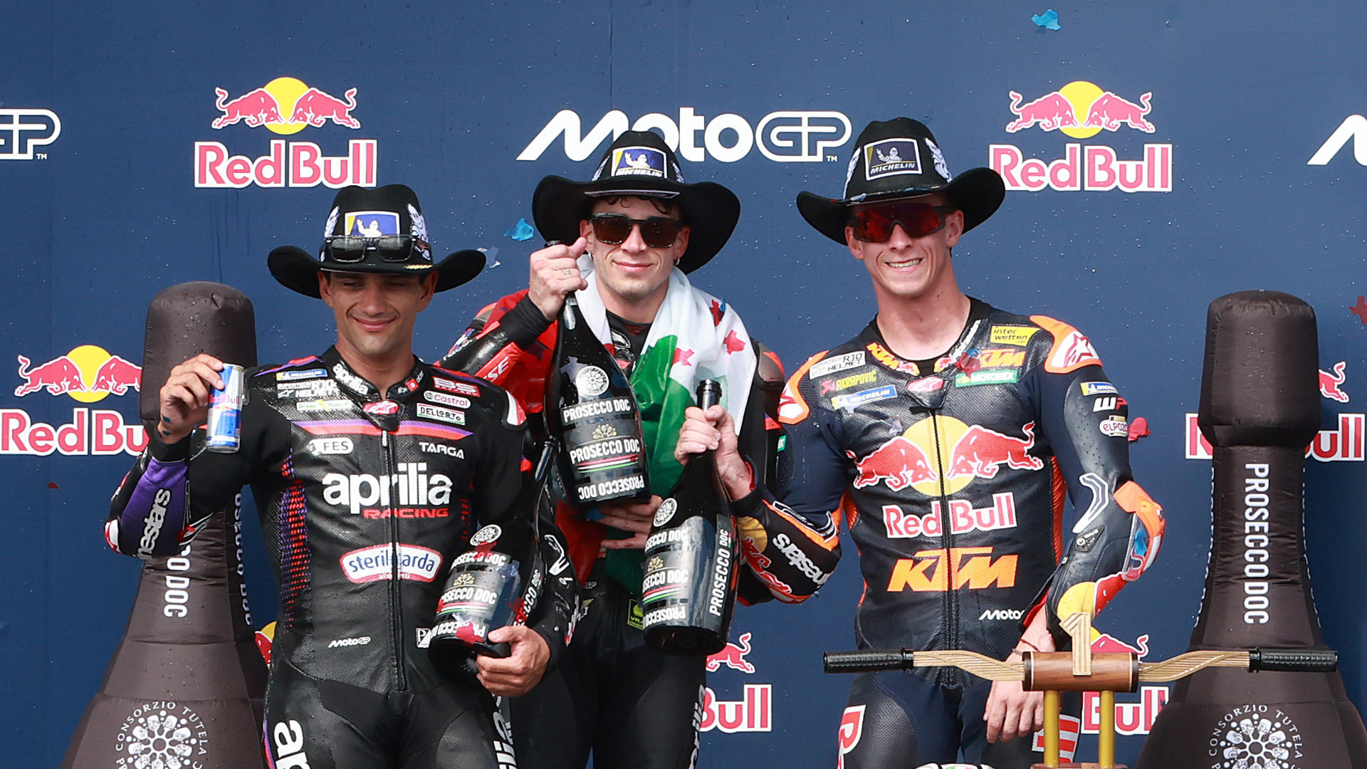 Victoria de Bezzecchi, seguido por Jorge Martín y Pedro Acosta, en el GP de Las Américas