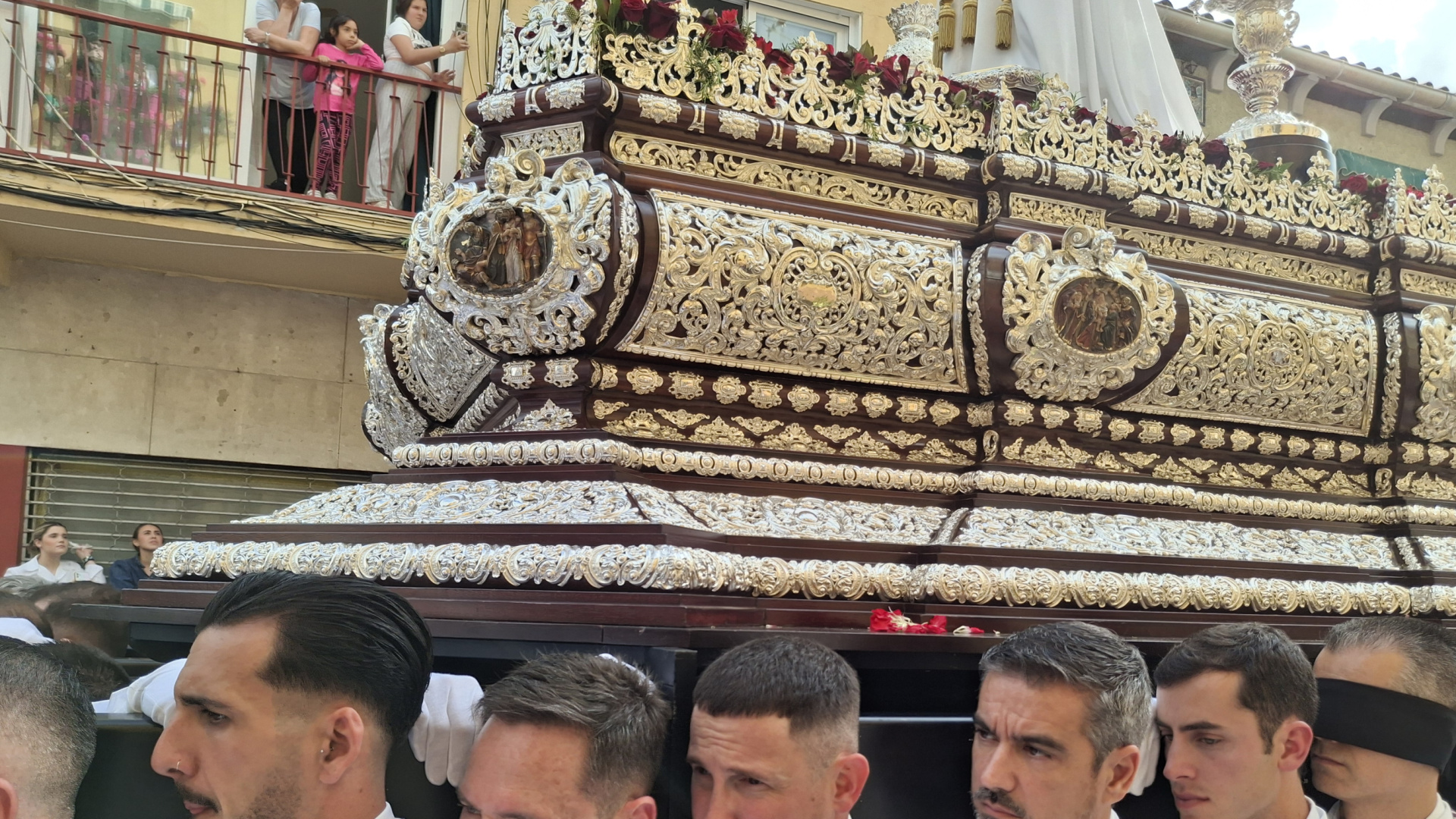 El precio de la devoción: un traumatólogo desvela las duras lesiones de los hombres de trono