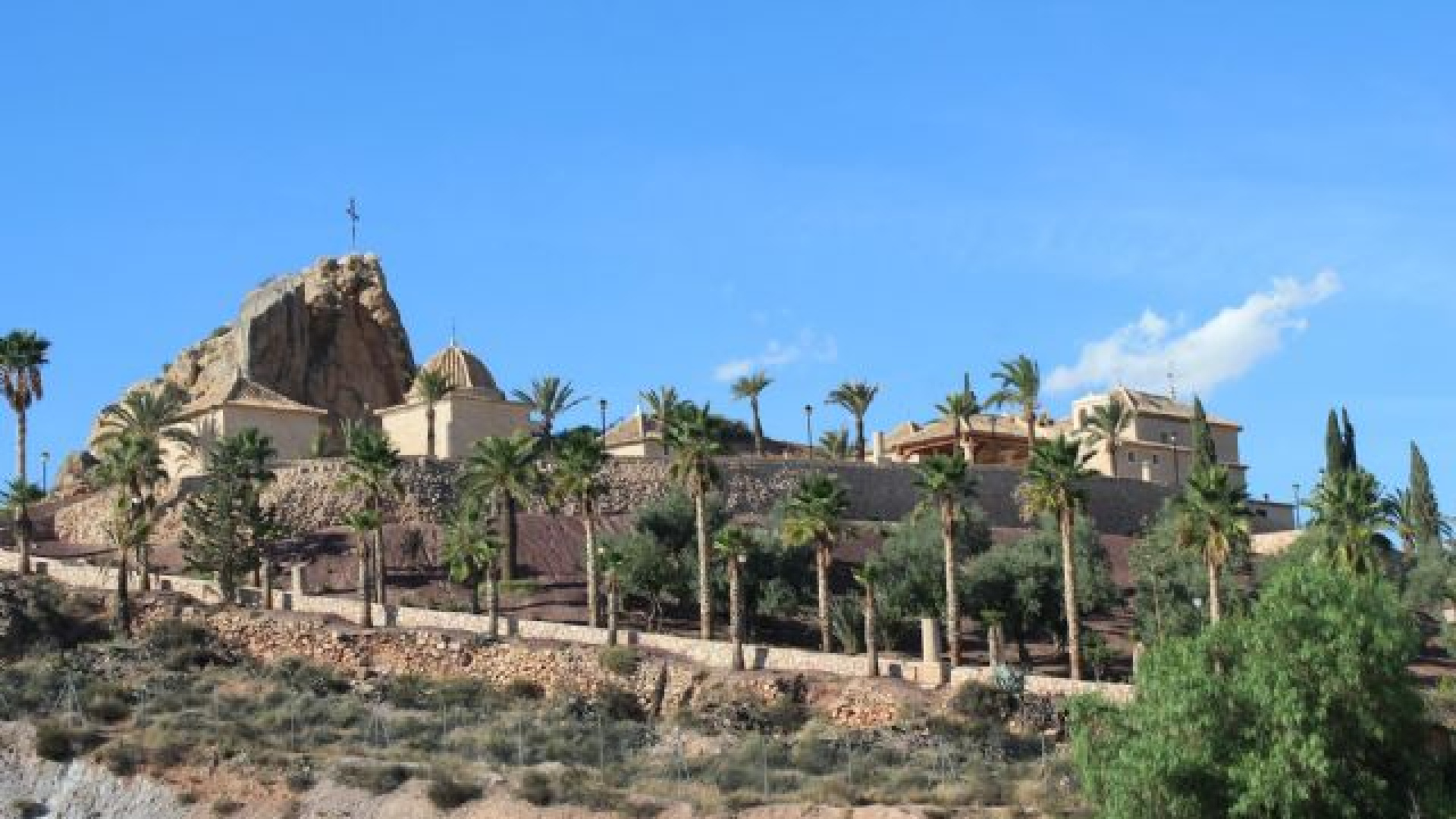 El Calvario de Lorca renueva sus zonas verdes para la Semana Santa