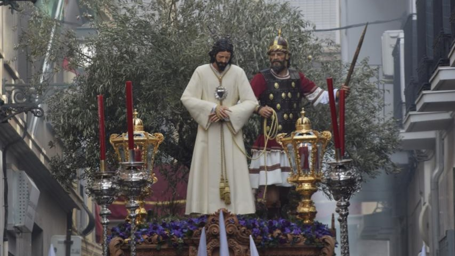 Un Domingo de Ramos protagonizado por las nuevas esculturas y las bajas temperaturas que no impidieron que numeroso público presenciara las procesiones