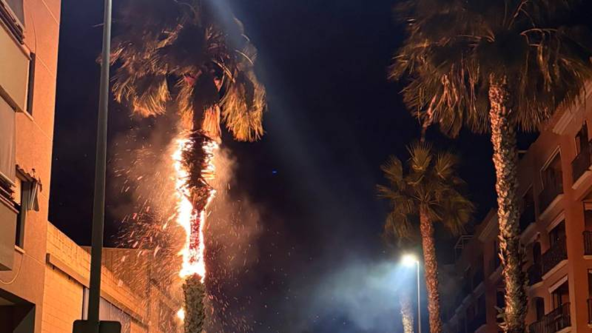 Un incendio en Dénia moviliza a los bomberos y alerta a los vecinos de una finca