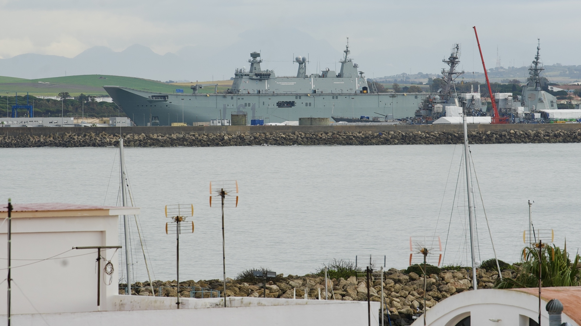 España cierra su espacio aéreo a los aviones implicados en la ofensiva contra Irán