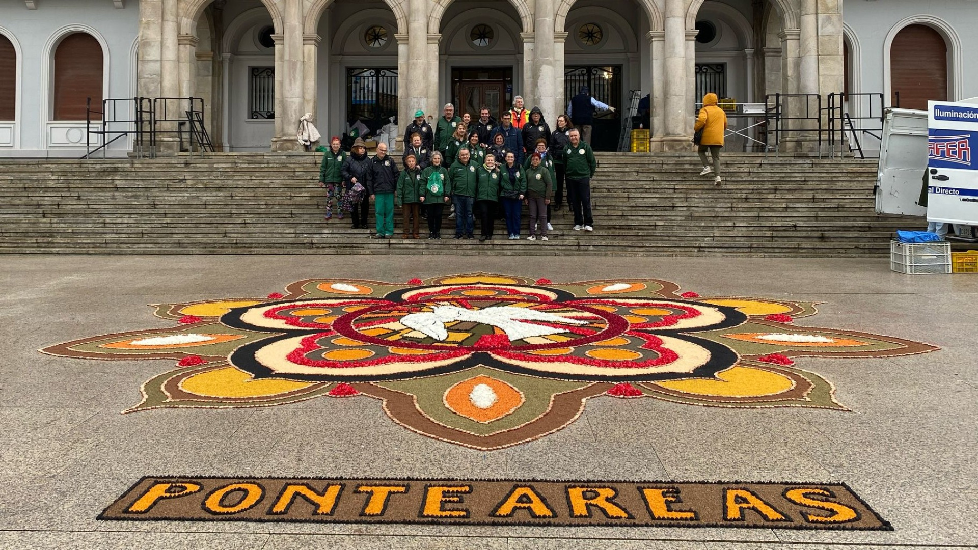 Una alfombra floral realizada por gentes de Ponteareas engalanará la plaza de Armas de Ferrol para la Procesión del Encuentro
