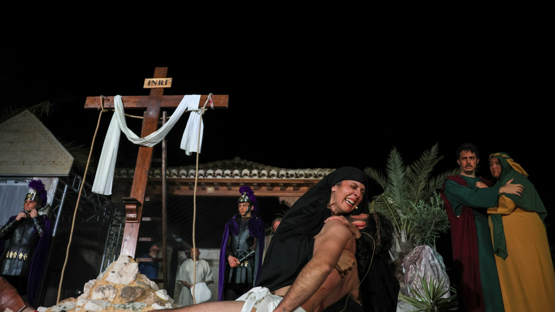 El Paso Morado de Lorca revive la Pasión de Cristo con un Vía Crucis viviente en el monte Calvario