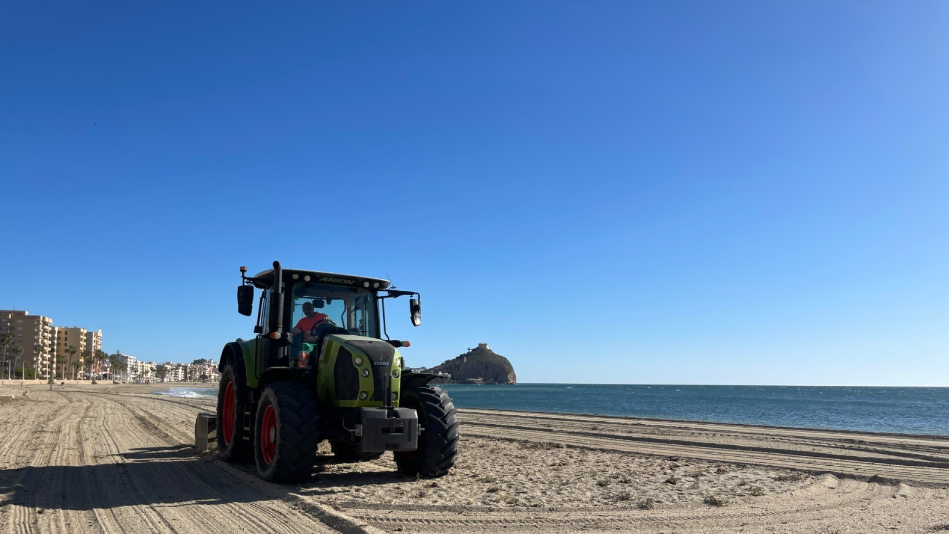 Águilas pone a punto sus playas para Semana Santa y afronta el nuevo reto de la posidonia