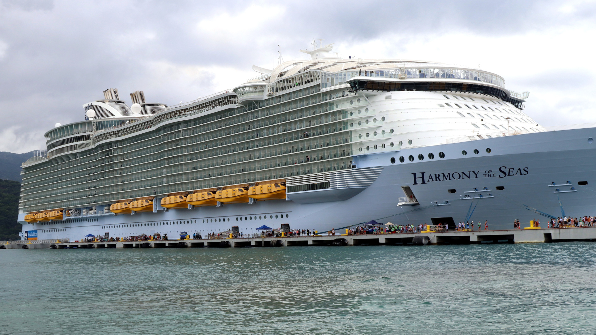 Alicante se llena de lujo: 11.000 cruceristas desembarcan en Semana Santa con turistas VIP de EE.UU.