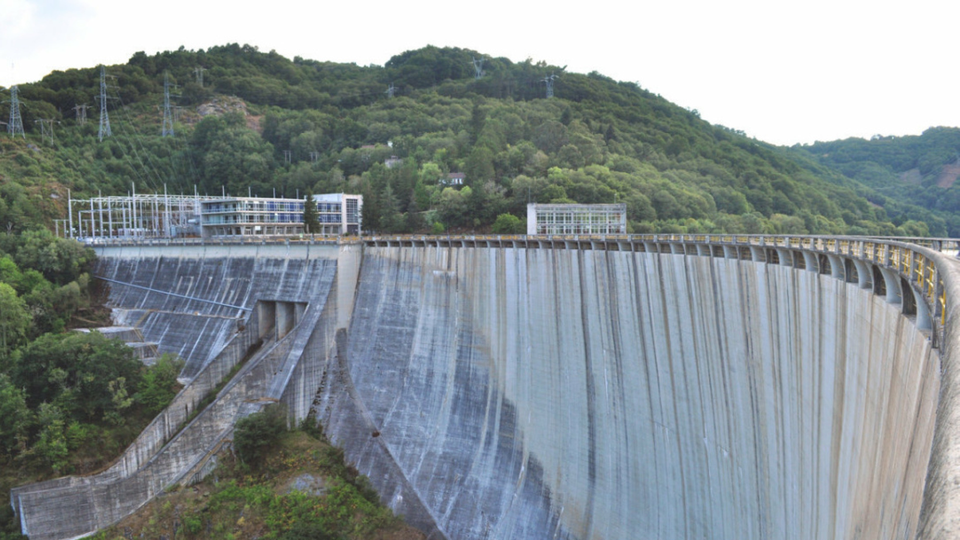 Se reanuda en Lugo la búsqueda del joven desaparecido tras volcar su kayak en el embalse de Os Peares