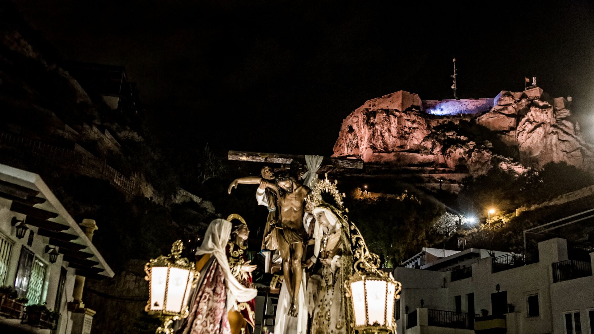 Alicante vibra con la pasión de Santa Cruz en el ecuador de la Semana Santa