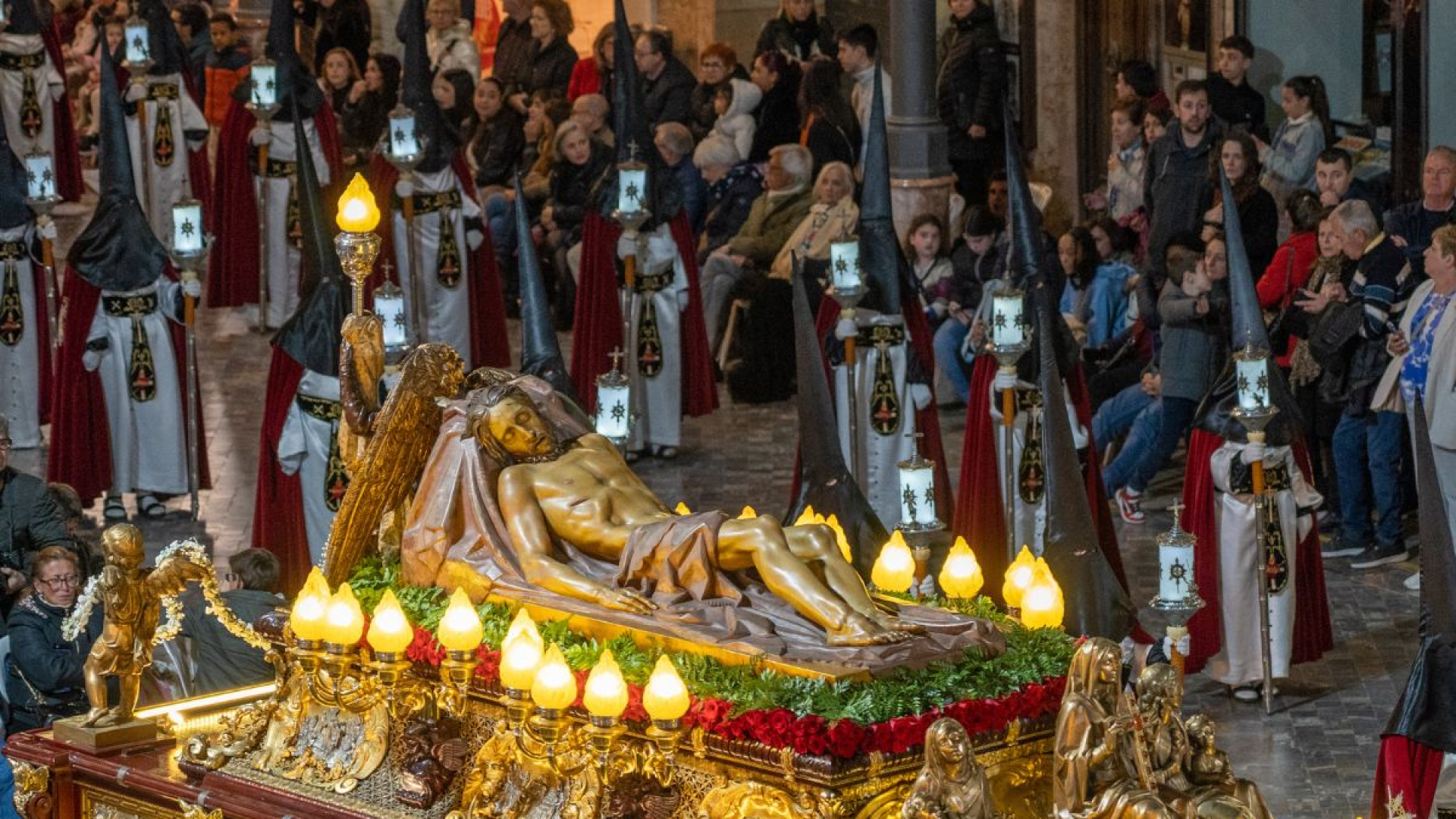 Cartagena revive la Pasión con la solemne procesión del Santo Entierro