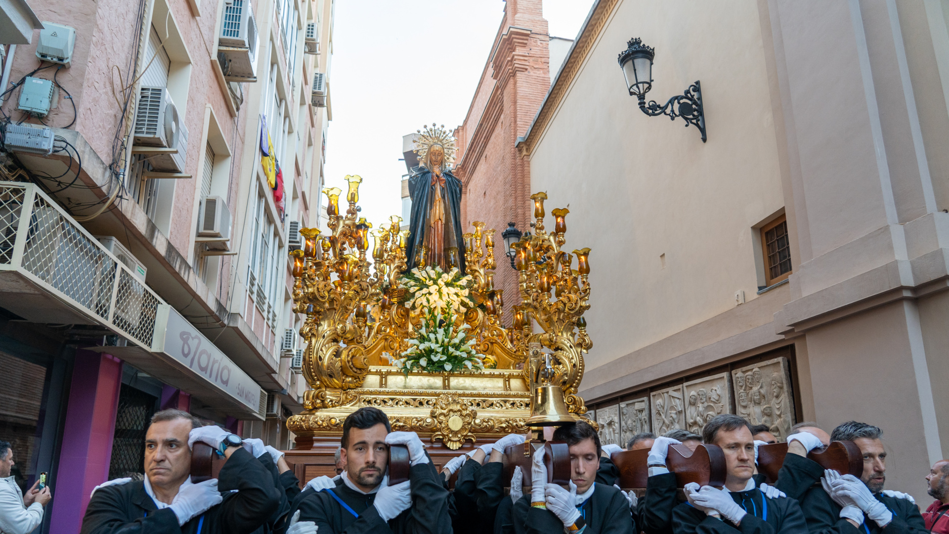 La austeridad de la cera y la tradición marraja iluminan el Sábado Santo en Cartagena