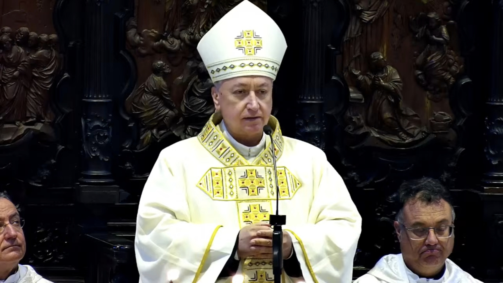 Monseñor Rico Pavés llama a los sacerdotes diocesanos asidonenses a renovar su ministerio con la 'triple mirada' de Cristo en la cruz