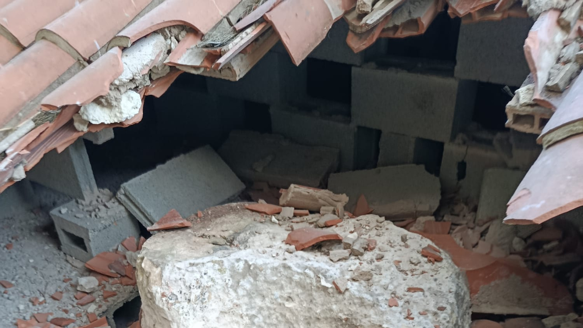 La historia se repite: un desprendimiento en Cala Galdana perfora el tejado de una casa habitada