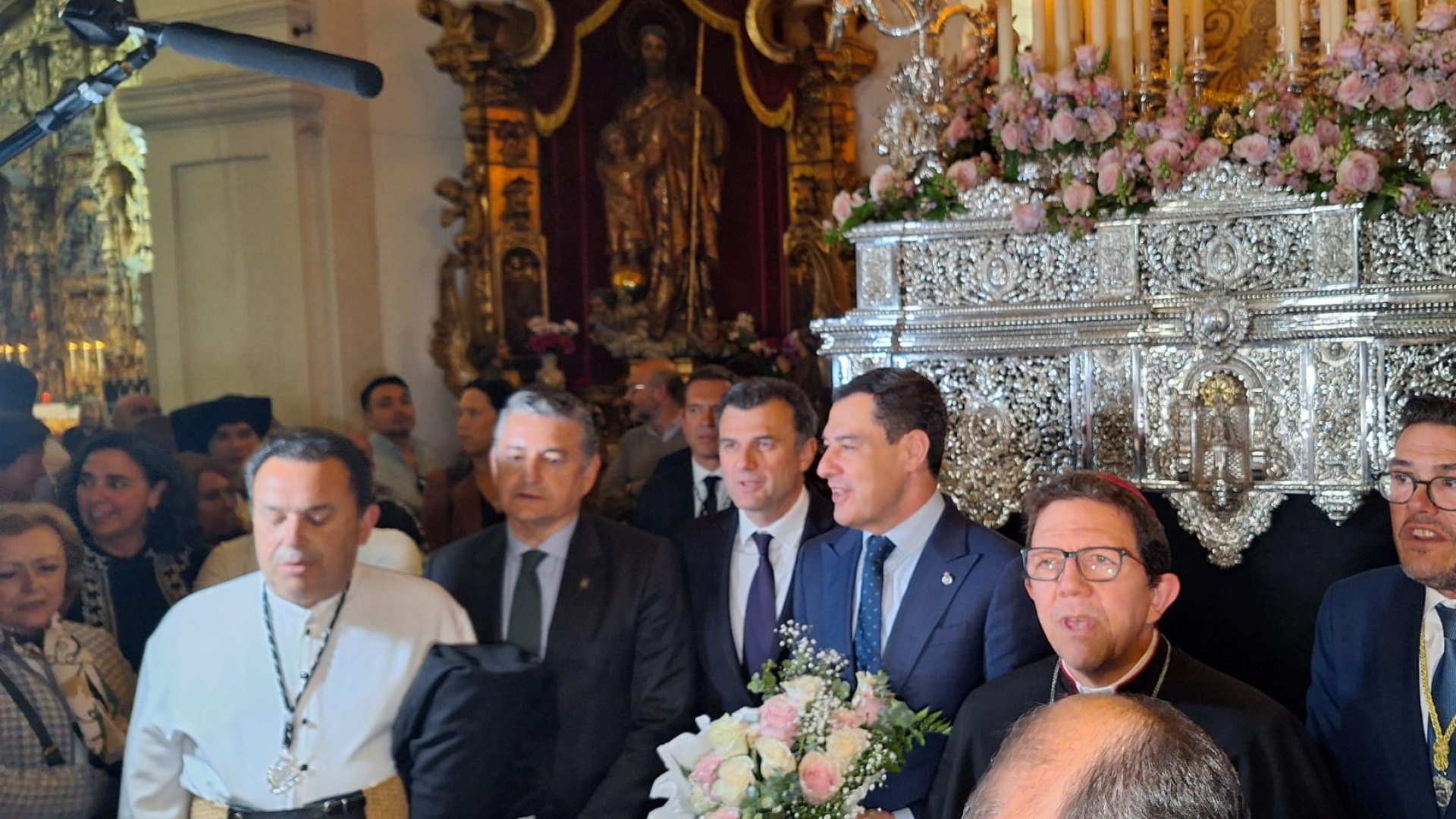 Juanma Moreno, en la Semana Santa de Cádiz: 