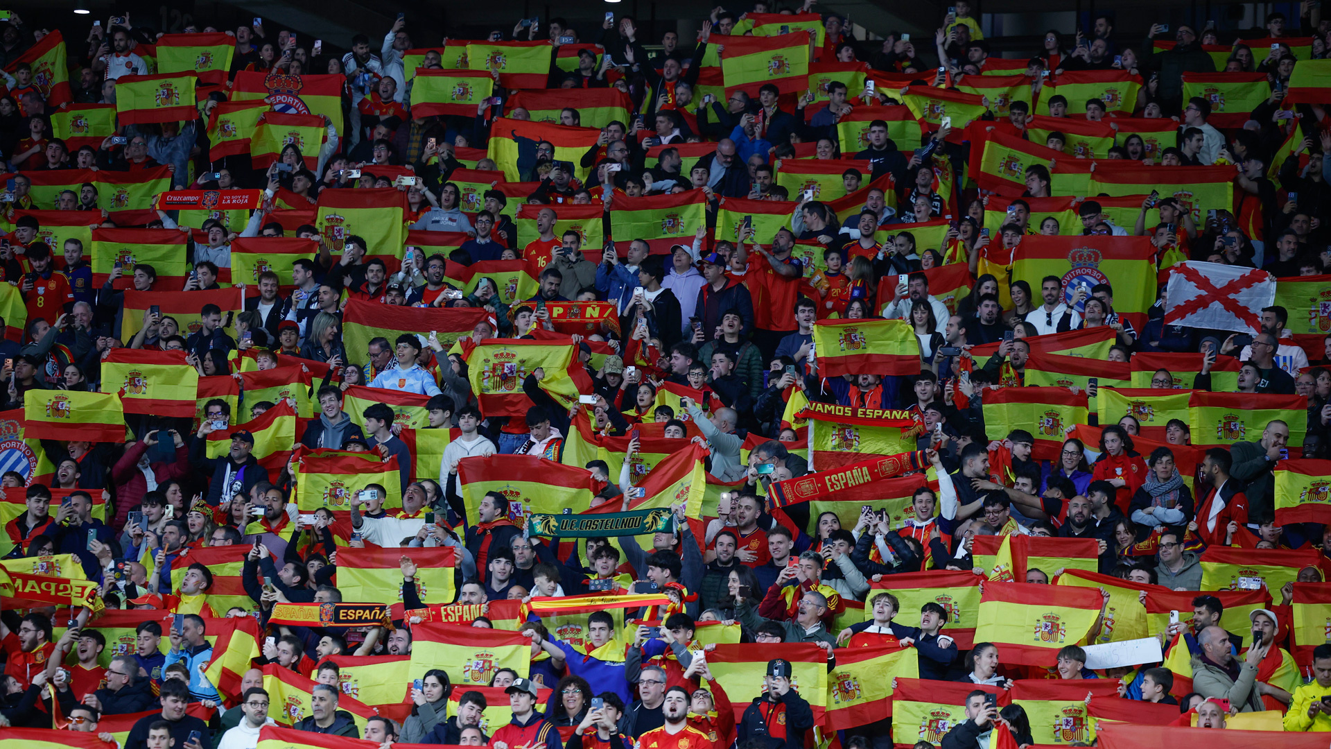 36.000 banderas de España repartidas en el RCDE Stadium, emoción con el himno de España y pitos a Joan García