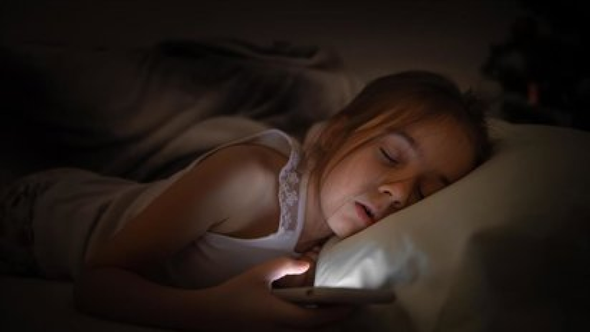 La experta nos da la clave ante el cambio de hora: "Los dispositivos electrónicos se han convertido en 'ladrones' de descanso"