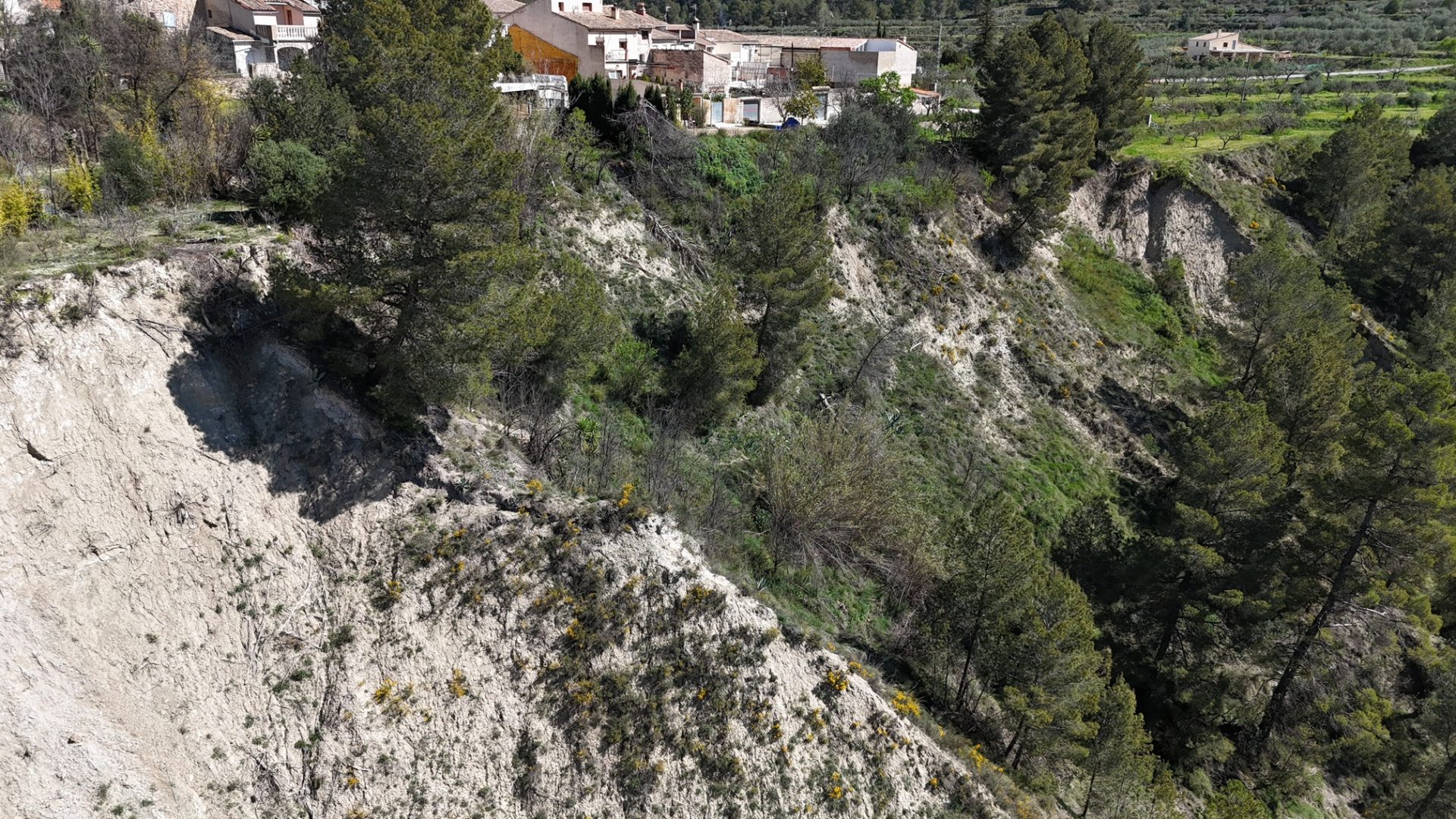 La Universidad de Alicante alerta del grave riesgo de deslizamiento en Benillup: el 40 % de las viviendas, en peligro