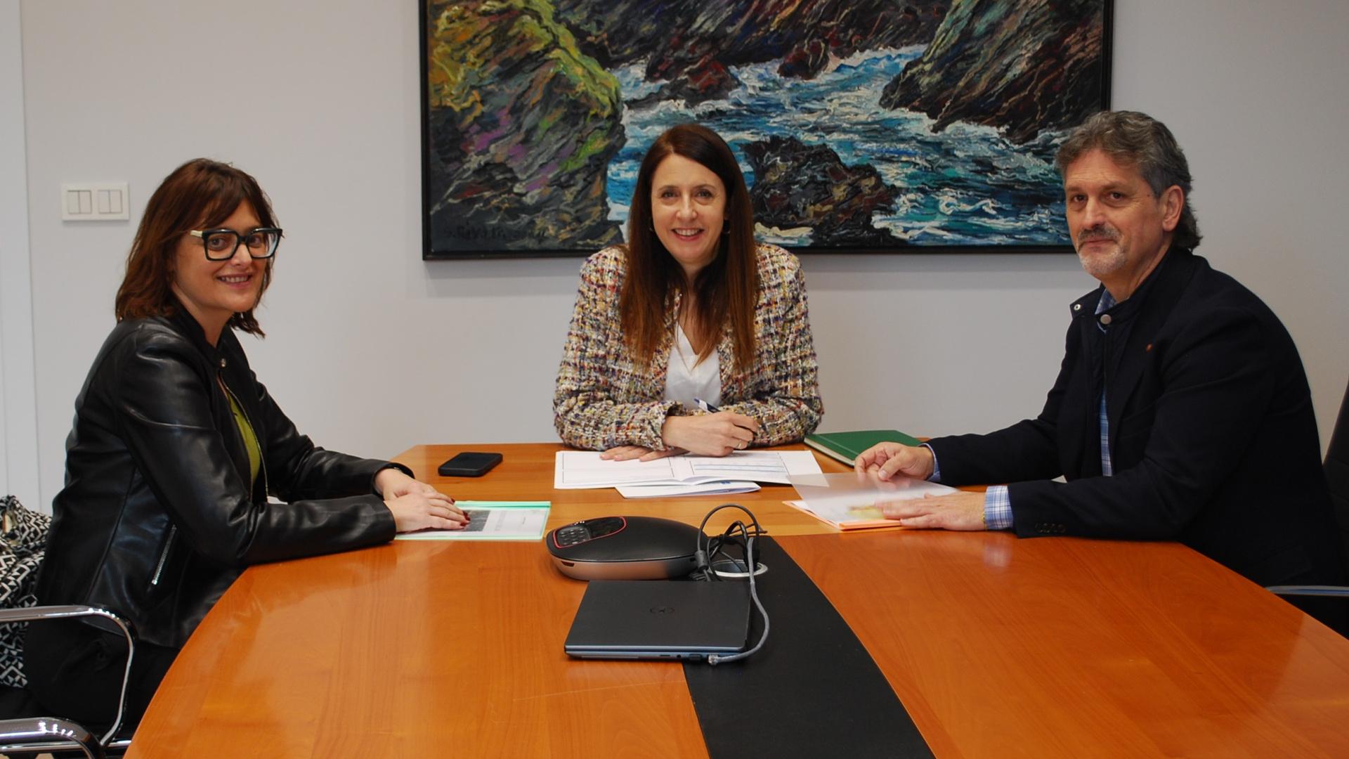 La conselleira de Medio Rural y el alcalde de Ortigueira se reúnen para impulsar los productos agroalimentarios gallegos