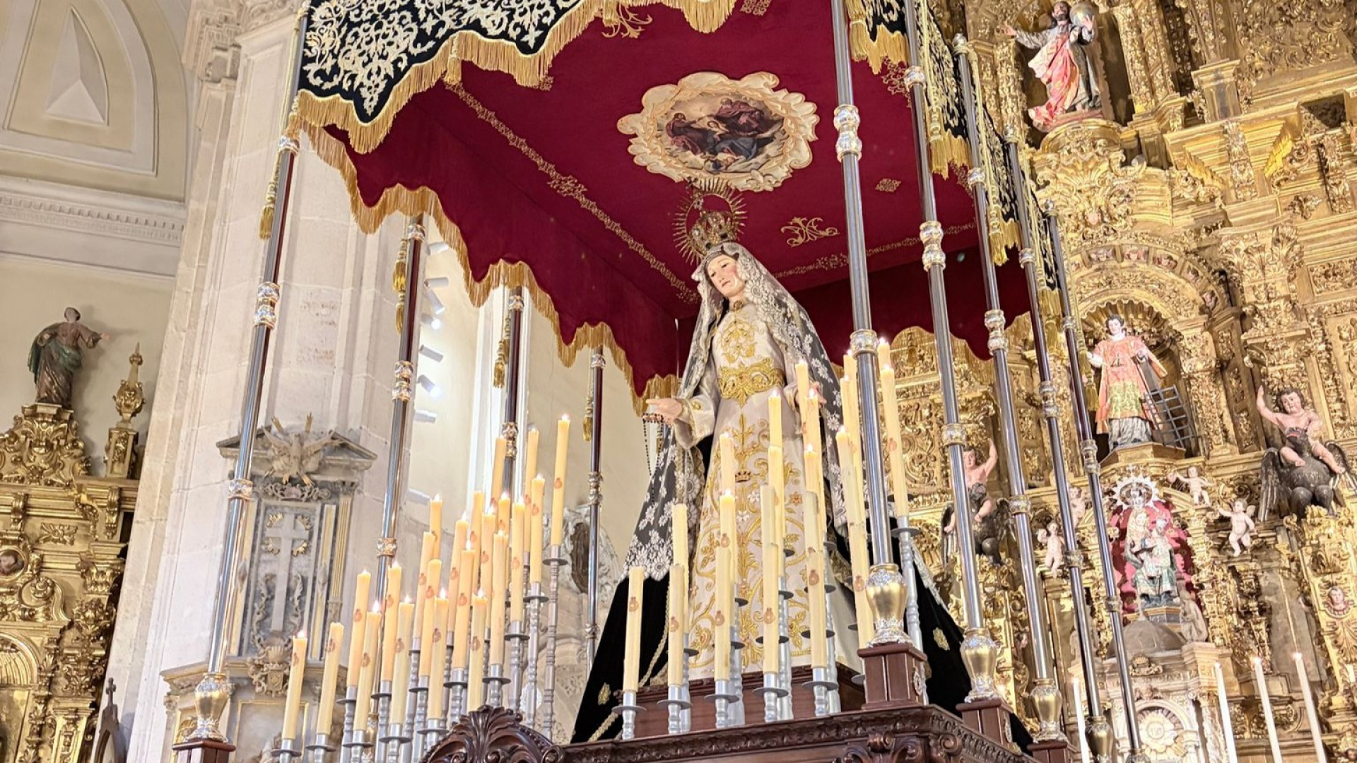 El nuevo palio de la Virgen del Amor Hermoso ilumina Burgos portado por costaleras: 