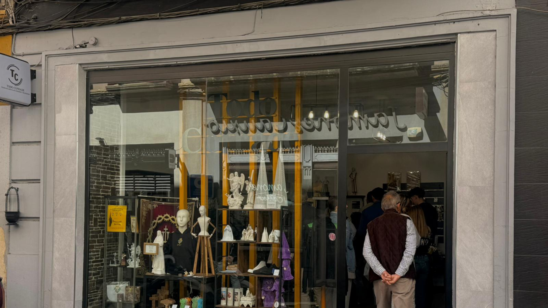 La otra cara de la Semana Santa en Córdoba: trabajadores que mantienen la ciudad en marcha