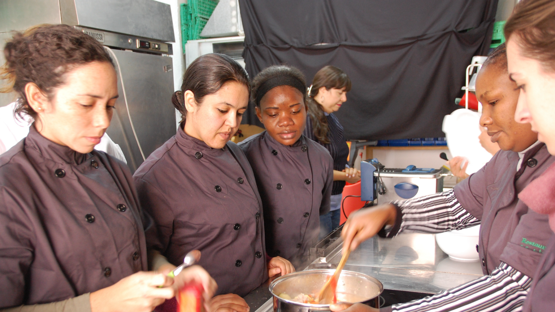 Ciutadella celebra su diversidad con una gran fiesta multicultural en la parroquia de Sant Antoni Maria Claret